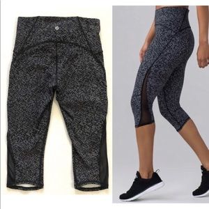 Lululemon Women Soundwave White Black Print Train Times Crop 17" Luxtreme Pant 6